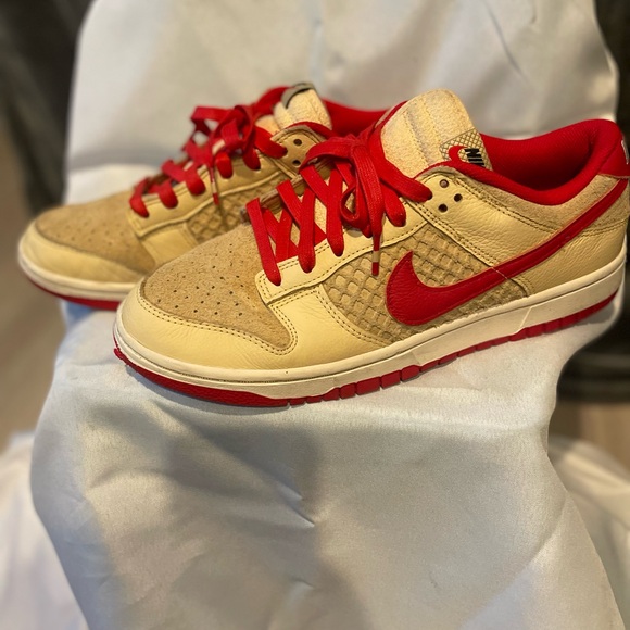 Nike Low-Top Sneakers in Beige and Red main image 4
